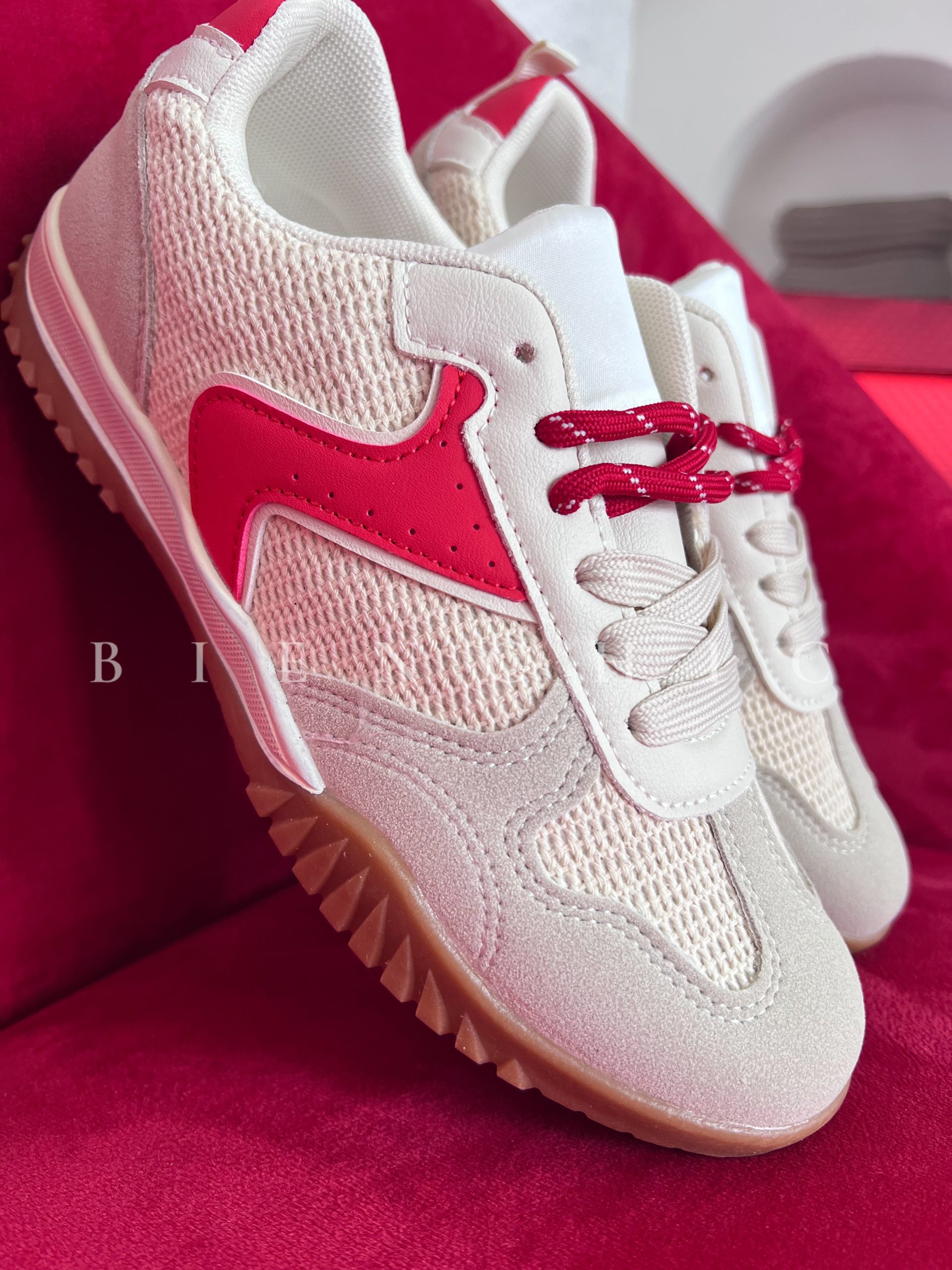 Calzado Beige con Rojo