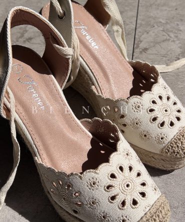 Cocuizas con Bordado de Flores Crema