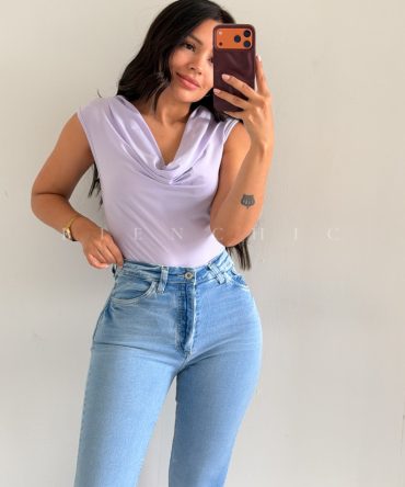 Blusa con Cuello Claudine Lila